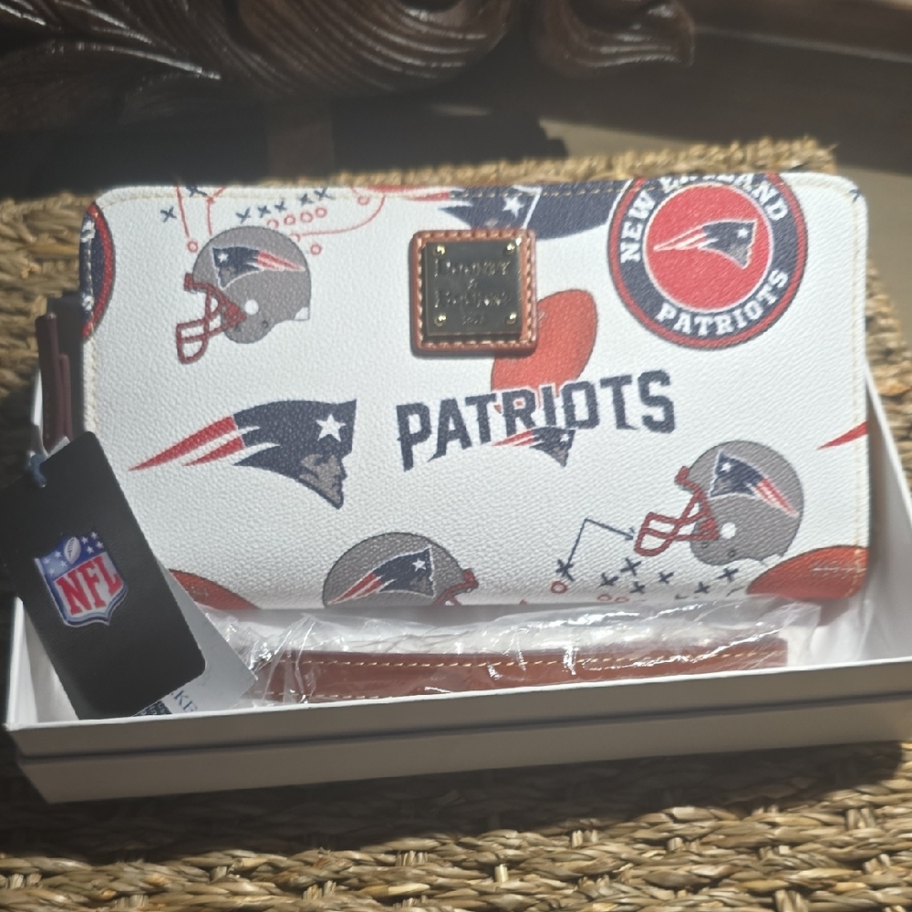 Dooney & Bourke White Patriots Wallet ❤️